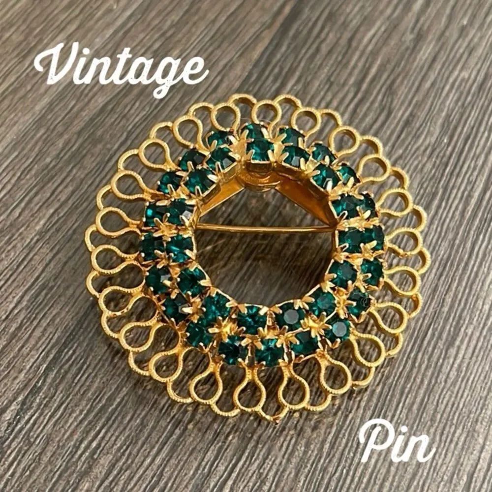 Vintage Gold-tone Filigree Brooch with Emerald Green Rhinestones